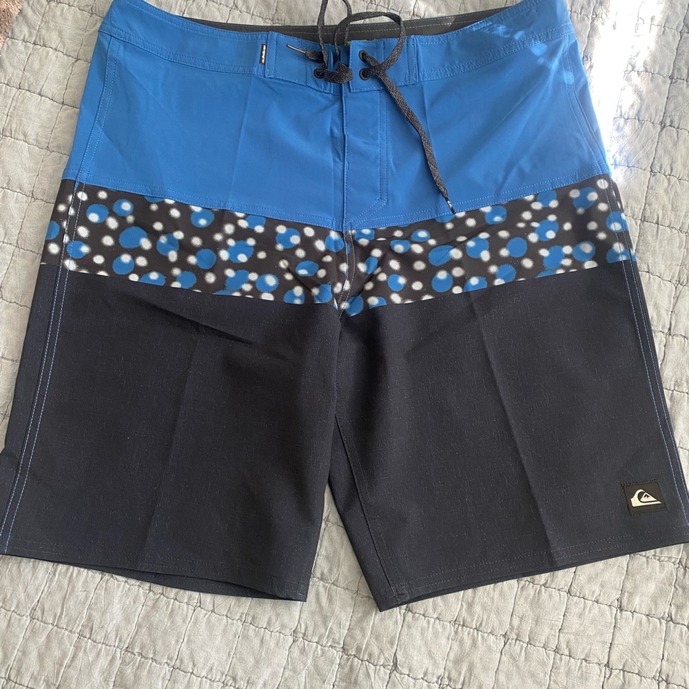 Quiksilver Men’s Blue and Black Boardshorts with Speckled Stripe